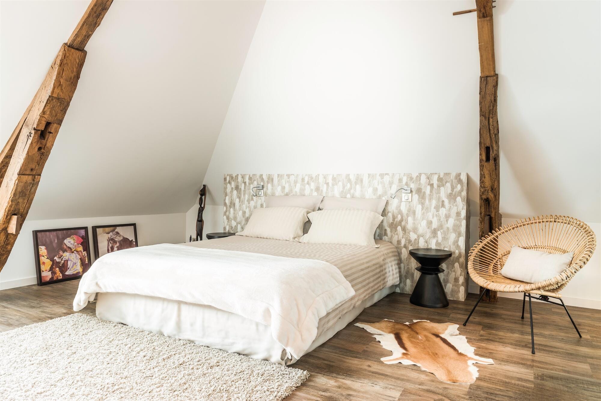 Vue lit double et tête de lit en papier-peint plumes, par Virginie Vaudenay, décoratrice UFDI, à Sancerre dans le Cher(18), la Nièvre(58), le Loiret(45), l'Yonne(89), et Sologne(41)