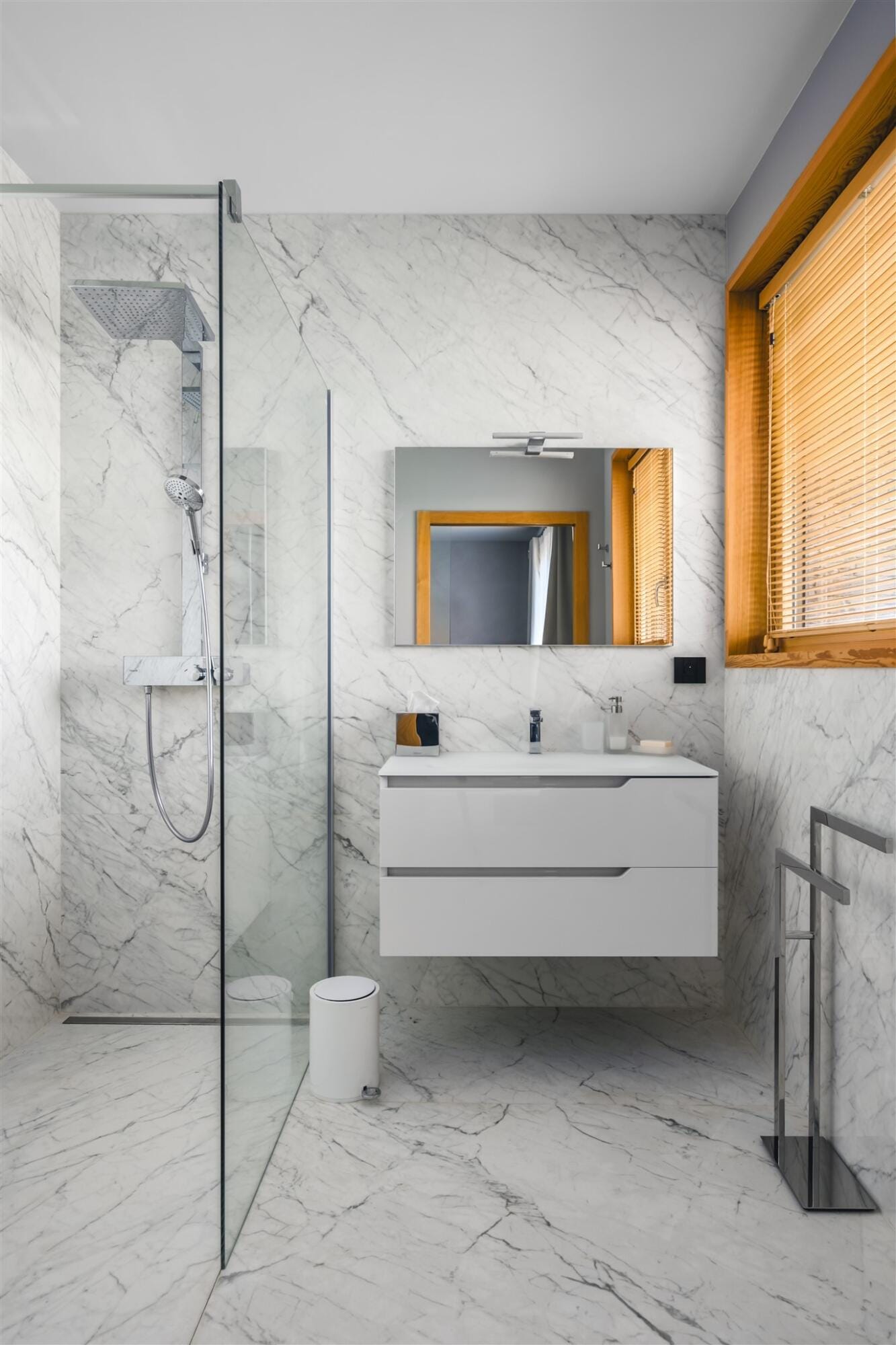 Vue salle d'eau avec carrelage marbre blanc et meuble sdb laqué blanc, par Virginie Vaudenay, décoratrice UFDI à Sancerre dans le Cher(18), la Nièvre(58), le Loiret(45), l'Yonne(89) et Sologne(41)