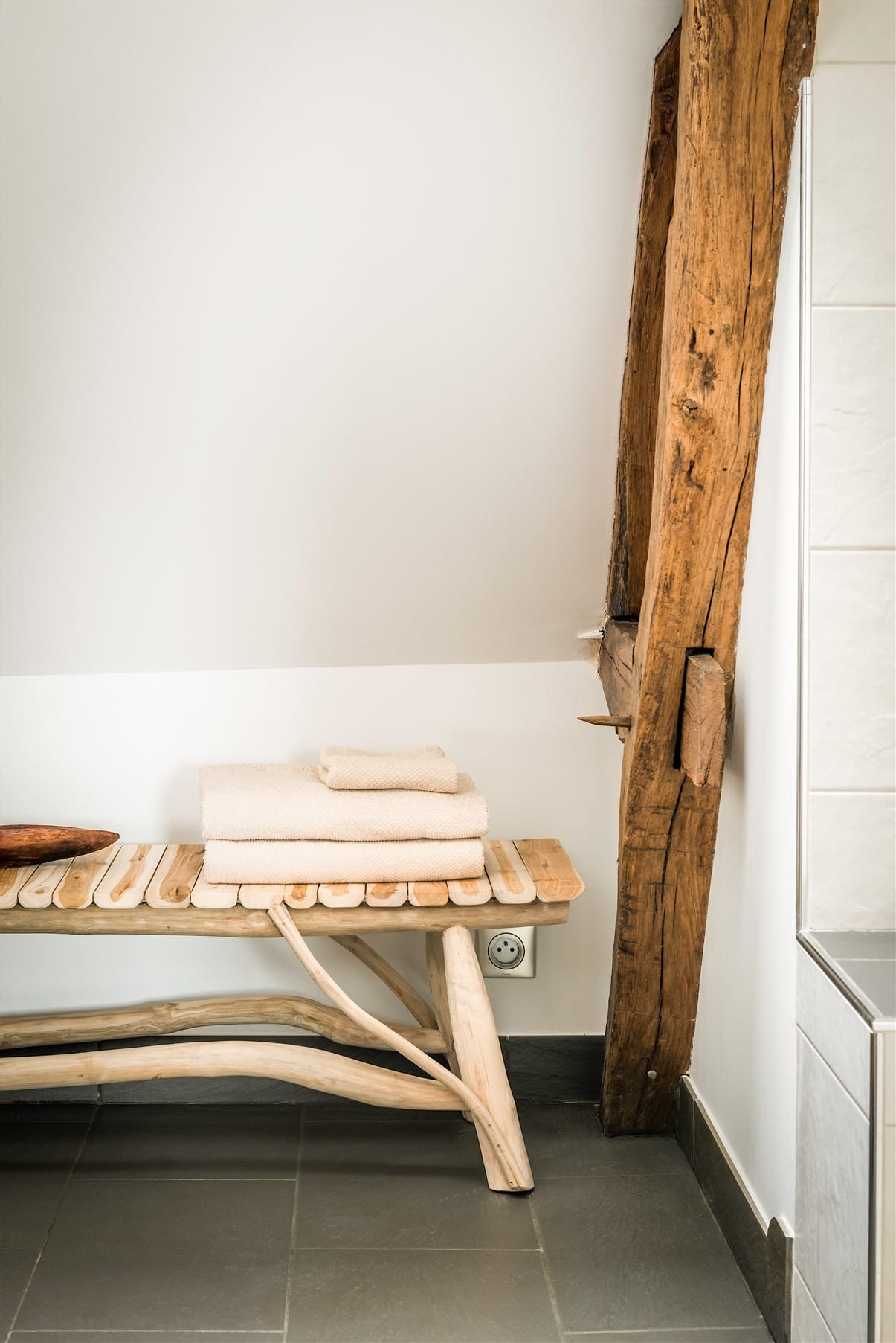 Gros plan banc bois flotté salle de bain, par Virginie Vaudenay, décoratrice UFDI, à Sancerre dans le Cher(18), la Nièvre(58), le Loiret(45), l'Yonne(89), et Sologne(41)