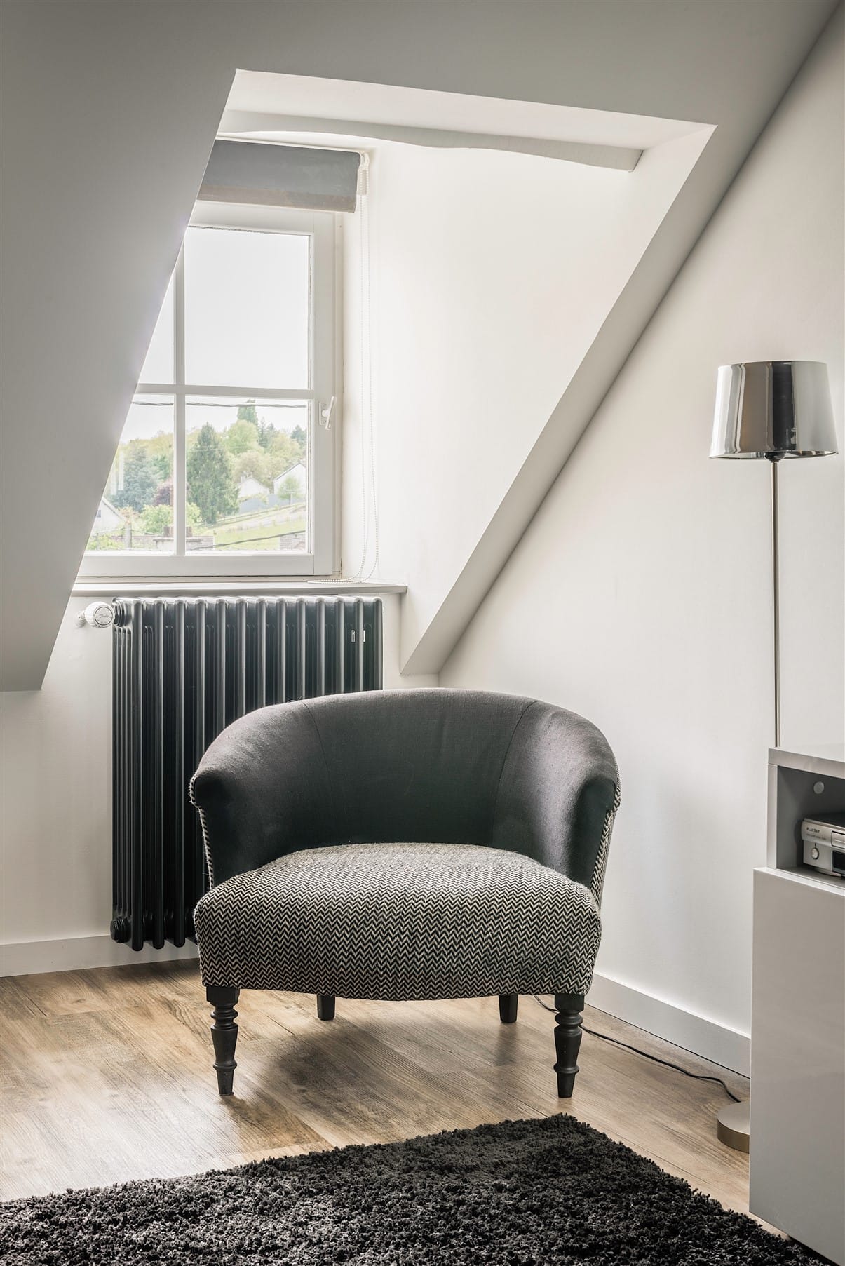 Vue fauteuil en tissu tweet anthracite et lampadaire argenté, par Virginie Vaudenay, décoratrice UFDI, à Sancerre dans le Cher(18), la Nièvre(58), le Loiret(45), l'Yonne(89), et Sologne(41)