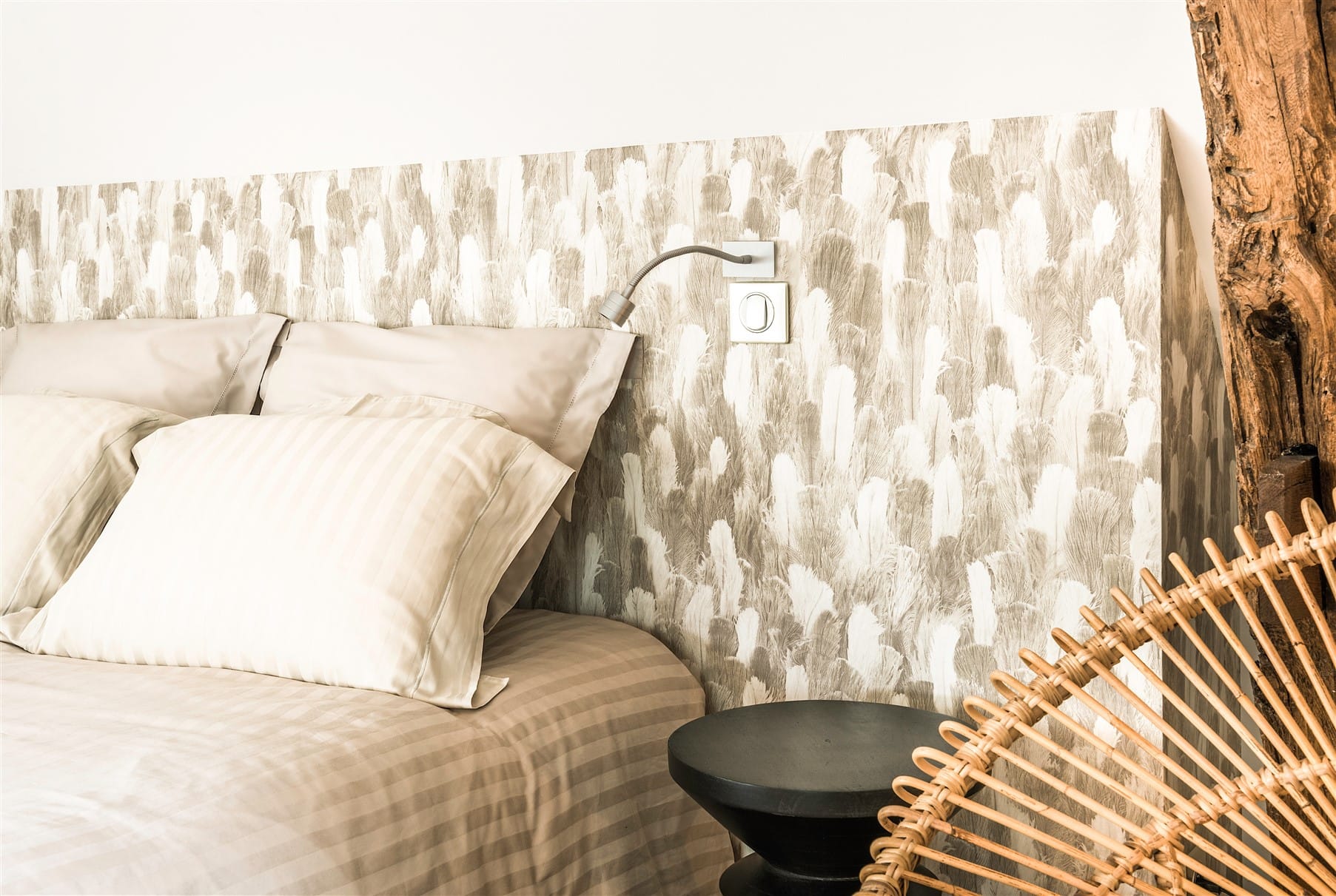 Vue tête de lit en papier-peint plumes, chevet bois noir, par Virginie Vaudenay, décoratrice UFDI, à Sancerre dans le Cher(18), la Nièvre(58), le Loiret(45), l'Yonne(89), et Sologne(41)