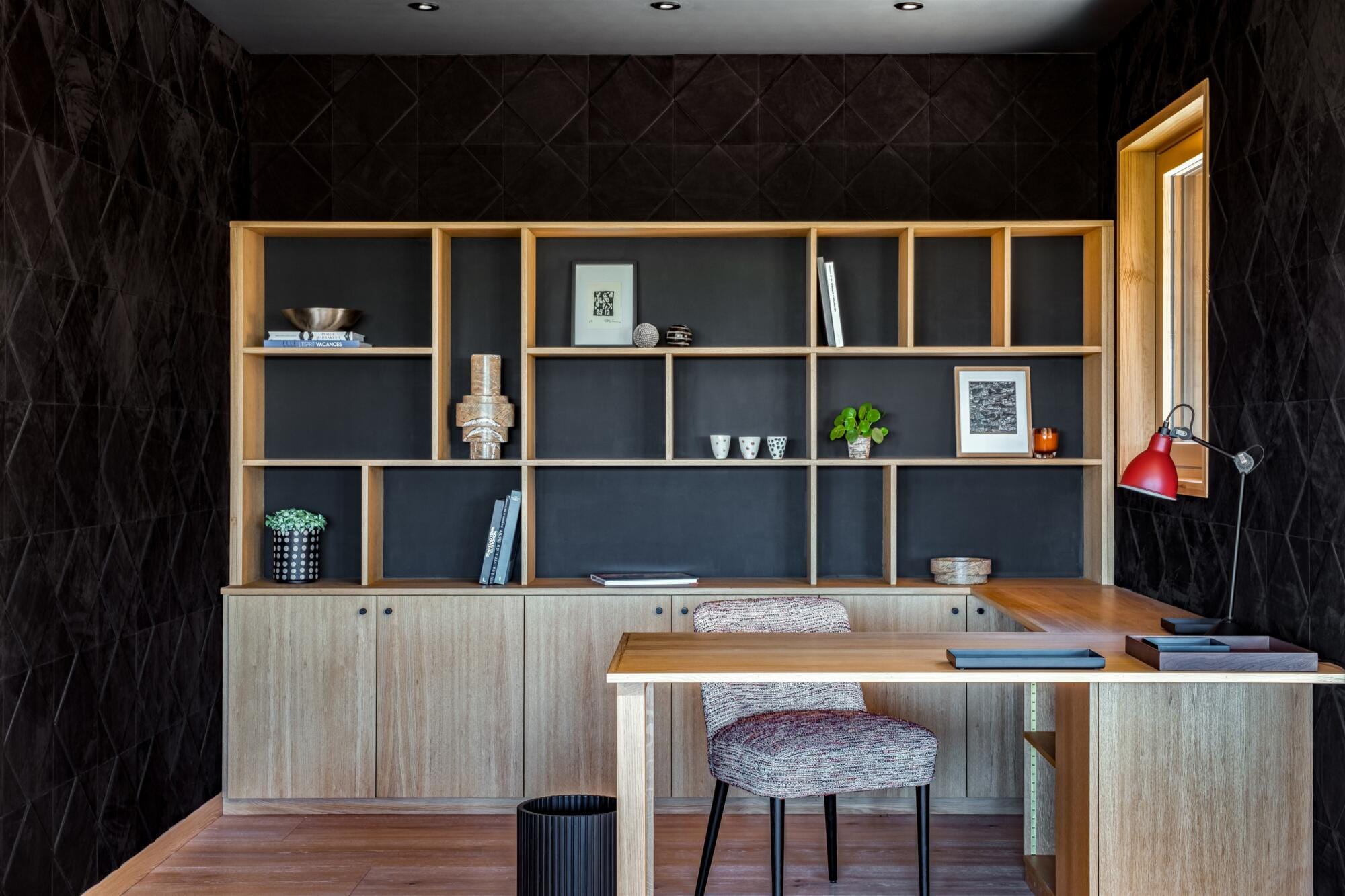 Vue bureau et bibliothèque sur mesure en chêne naturel, mur dalles en cuir noir, par Virginie Vaudenay, décoratrice UFDI, à Sancerre dans le Cher(18), la Nièvre(58), le Loiret(45), l'Yonne(89), et Sologne(41)