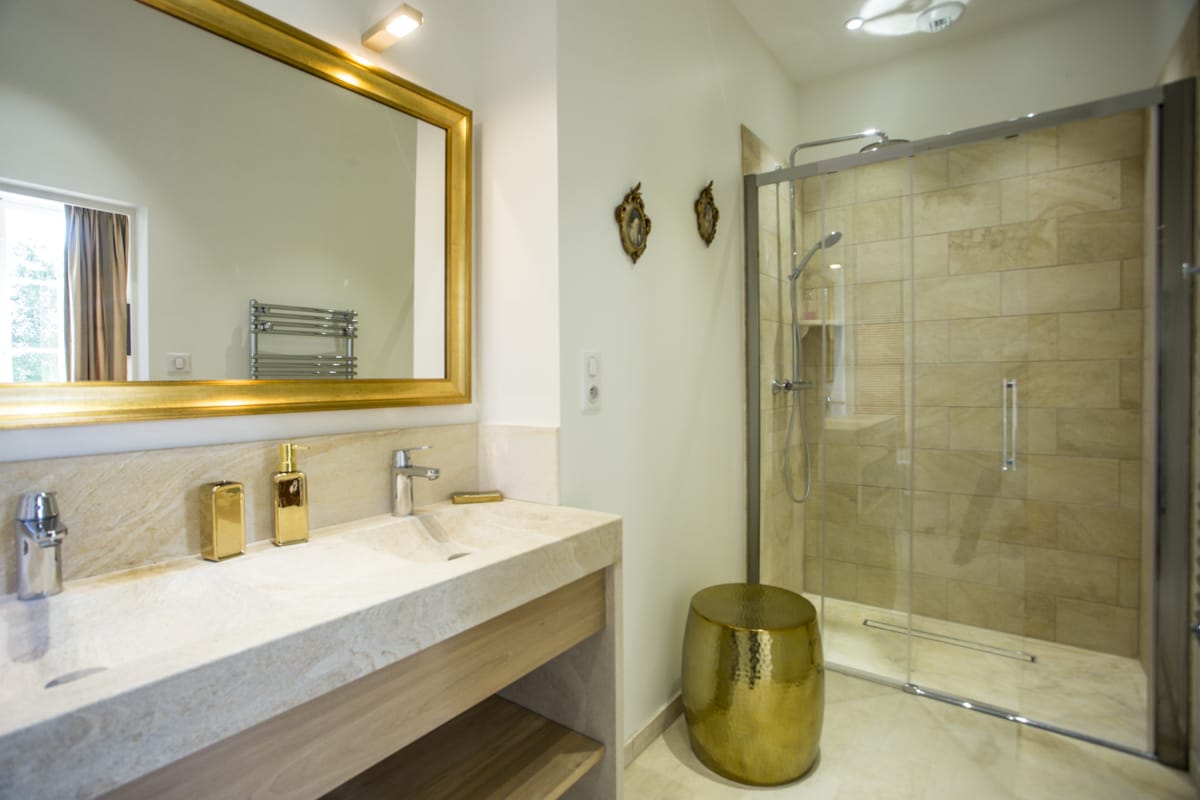 10-Amenagement chateau chambre hotes-vue salle de douche et lavabo en pierre Vue ensemble salle de douche et vasque en pierre de la celle, par Virginie Vaudenay, décoratrice UFDI, à Sancerre dans le Cher(18), la Nièvre(58), le Loiret(45), l'Yonne(89), et Sologne(41)