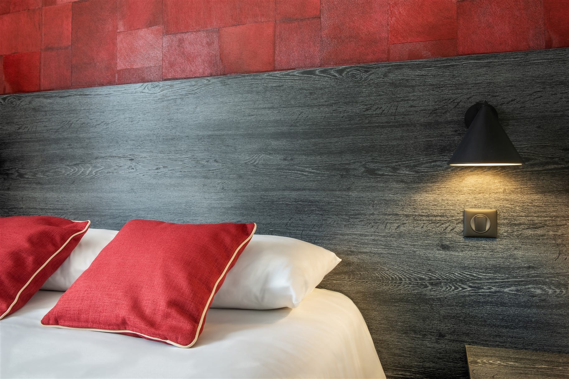 Vue tête de lit chêne noir et applique acier noir, papier-peint pelage rouge coussin rouge passepoilé, par Virginie Vaudenay, décoratrice UFDI, à Sancerre dans le Cher(18), la Nièvre(58), le Loiret(45), l'Yonne(89), et Sologne(41)