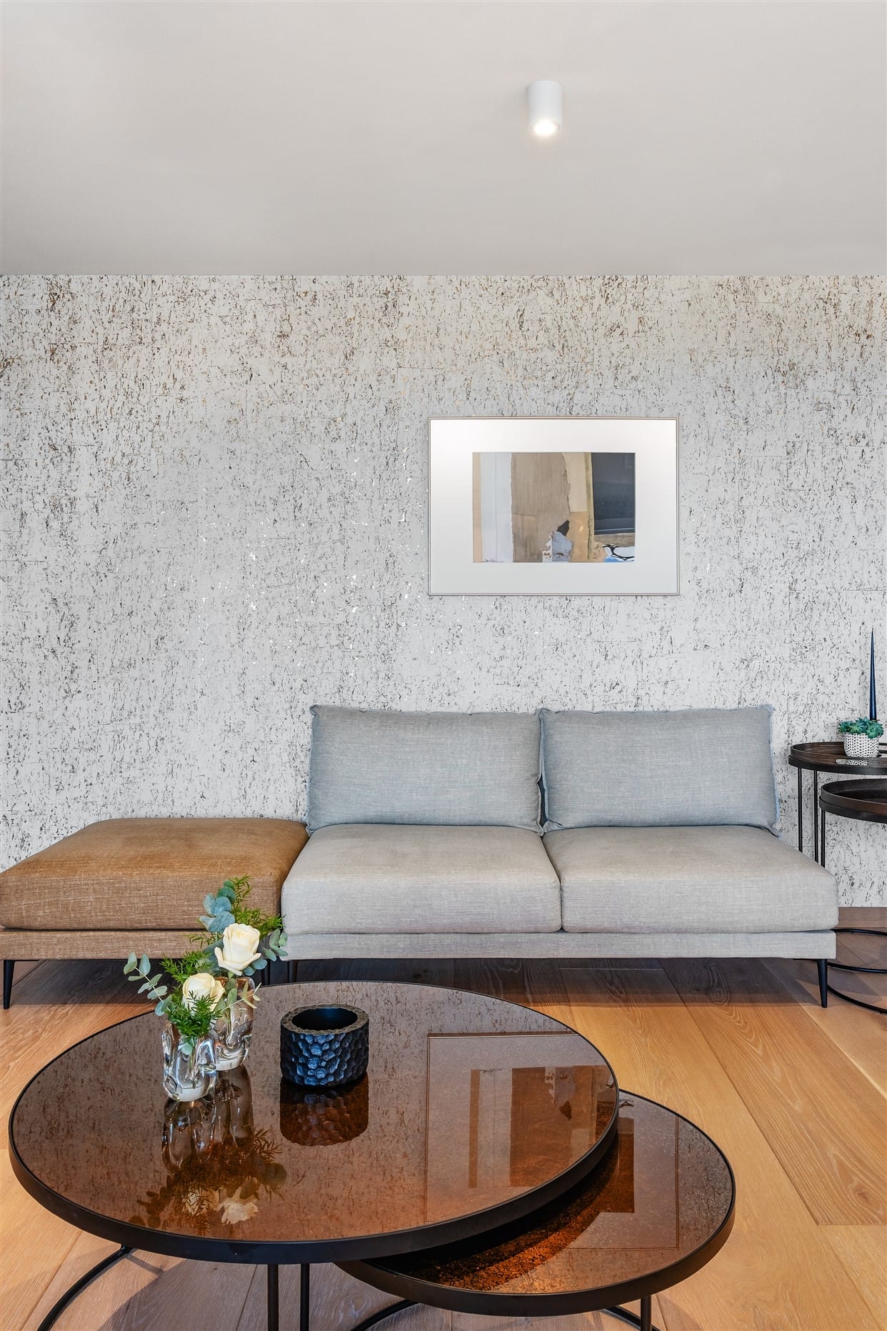 Vue salon ensemble de tables basses, canapé modulable sur fond de papier-peint liège irisé, par Virginie Vaudenay, Décoratrice UFDI à Sancerre, dans le Cher (18), la Nièvre (58) , le Loiret (45) et L’Yonne (89), Sologne(41)