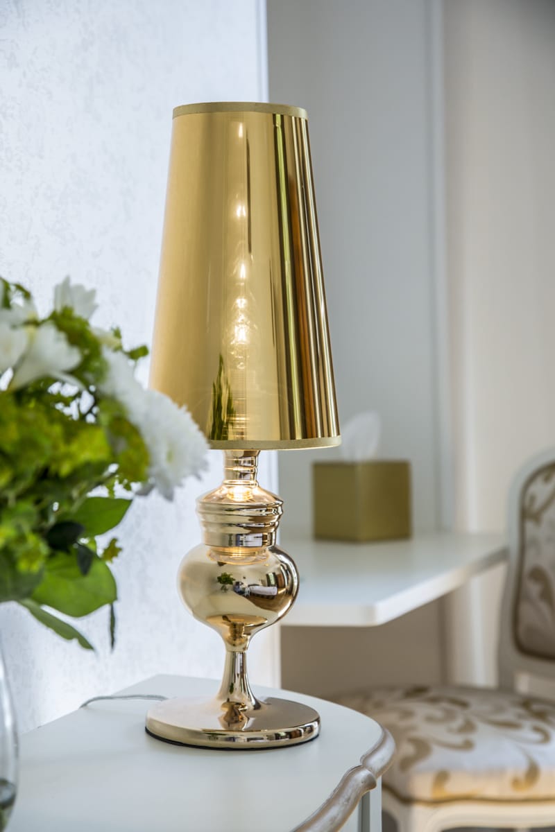 Gros plan lampe dorée et console blanc et or, par Virginie Vaudenay, décoratrice UFDI, à Sancerre dans le Cher(18), la Nièvre(58), le Loiret(45), l'Yonne(89), et Sologne(41)