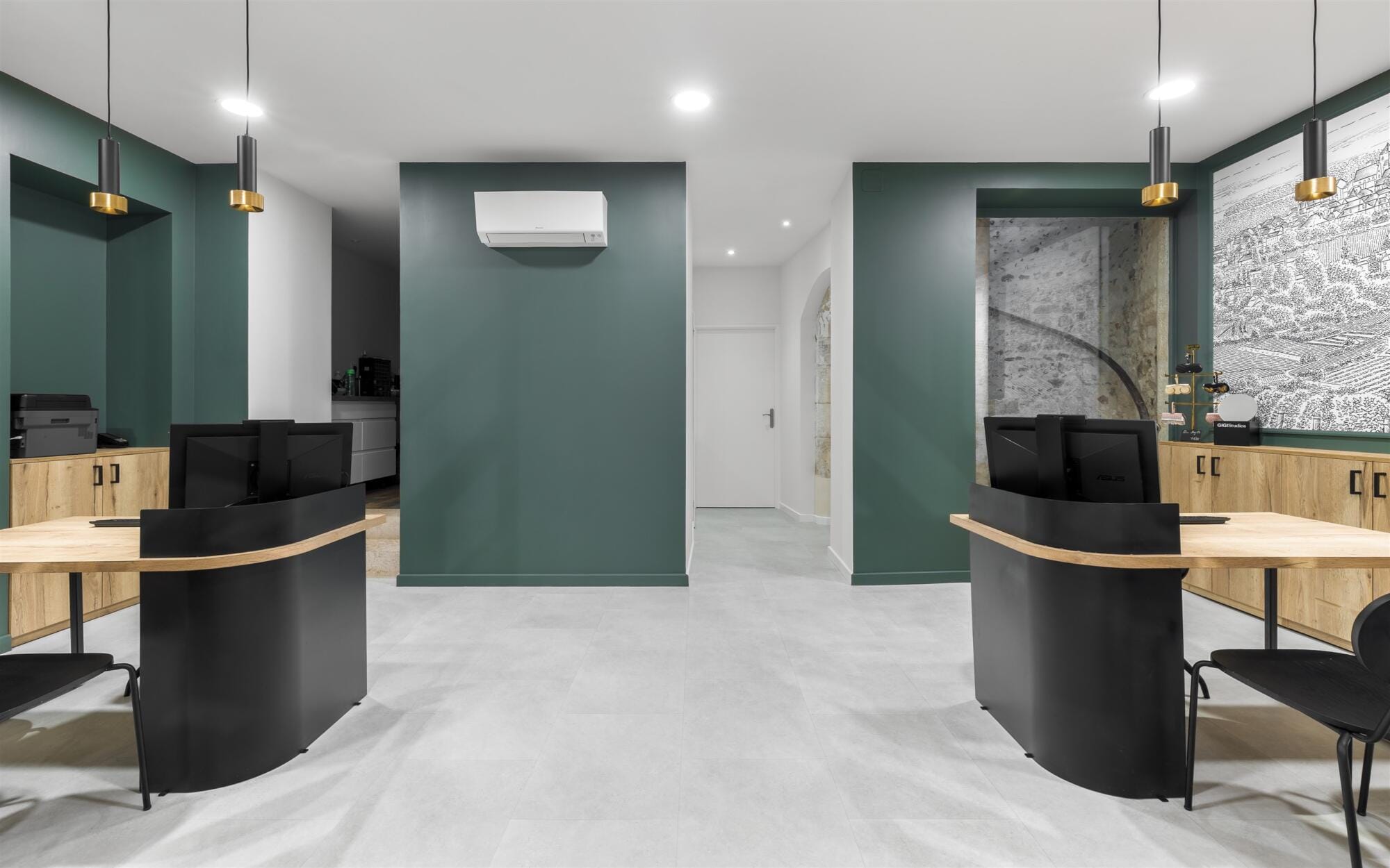 Vue ensemble de bureaux en bois et acier sur fond de mur vert de gris, par Virginie Vaudenay, décoratrice UFDI, à Sancerre dans le Cher(18), la Nièvre(58), le Loiret(45), l'Yonne(89), et Sologne(41)