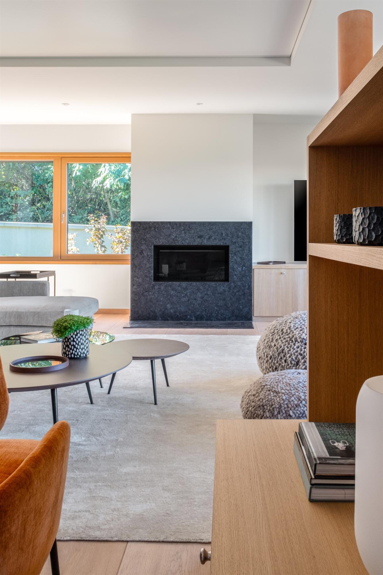 Vue salon tables basses gigognes et pouf tricoté en laine, par Virginie Vaudenay, Décoratrice UFDI à Sancerre, dans le Cher (18), la Nièvre (58) , le Loiret (45) et L’Yonne (89), Sologne(41)