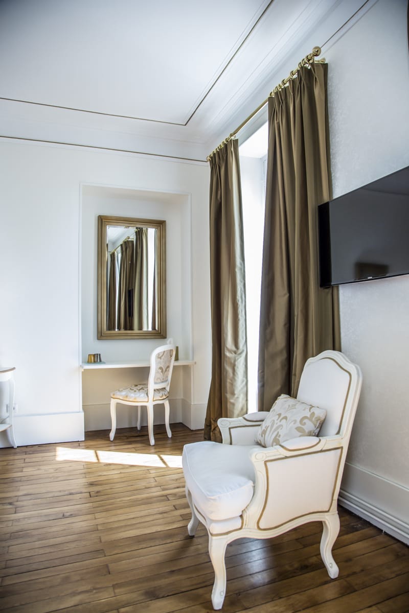 Vue ensemble chambre d'hotes bureau d'appoint et fauteuil tapissé, par Virginie Vaudenay, décoratrice UFDI, à Sancerre dans le Cher(18), la Nièvre(58), le Loiret(45), l'Yonne(89), et Sologne(41)