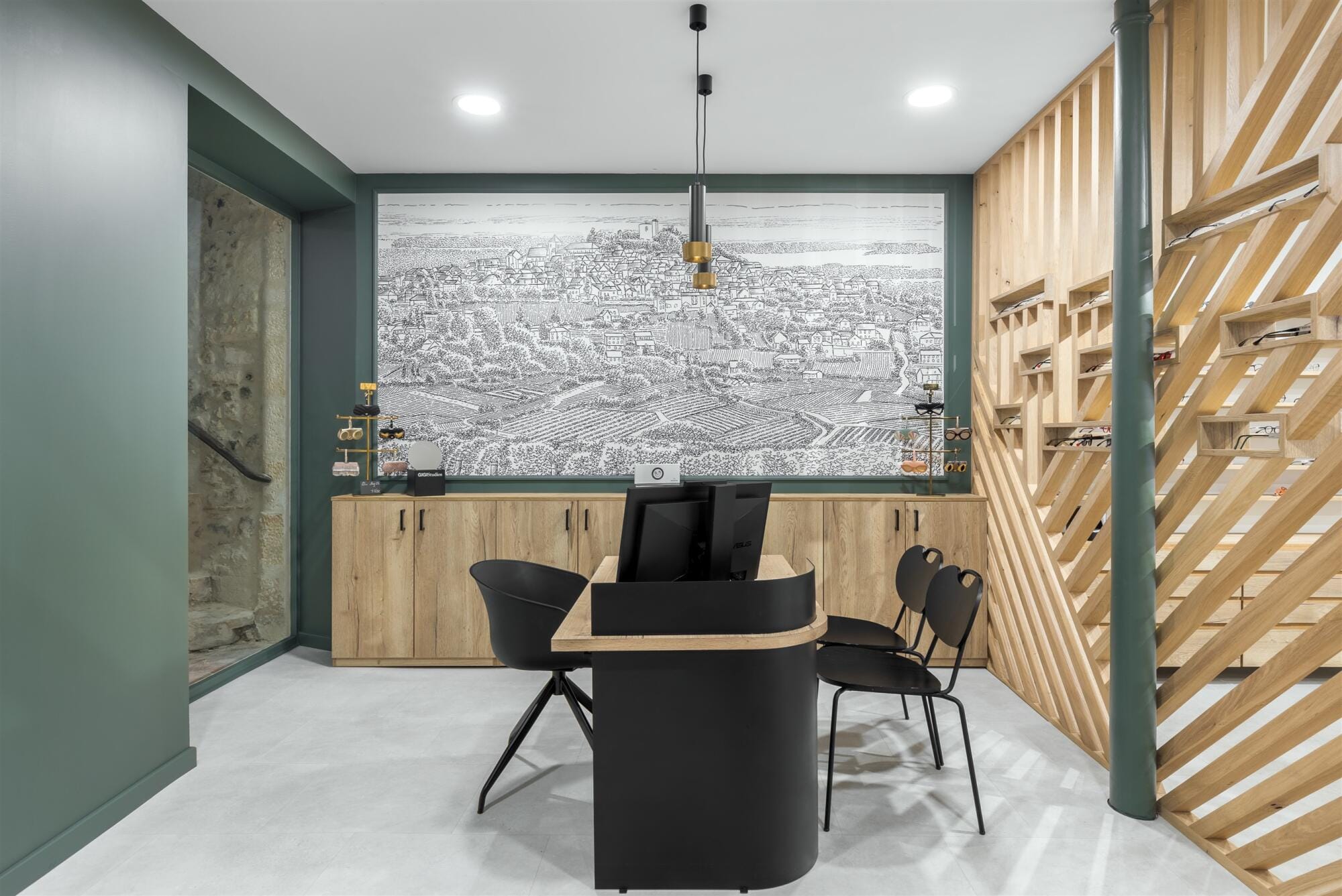 Vue papier-peint panoramique avec bureau bois et acier noir, claustra en chêne naturel, par Virginie Vaudenay, décoratrice UFDI, à Sancerre dans le Cher(18), la Nièvre(58), le Loiret(45), l'Yonne(89), et Sologne(41)