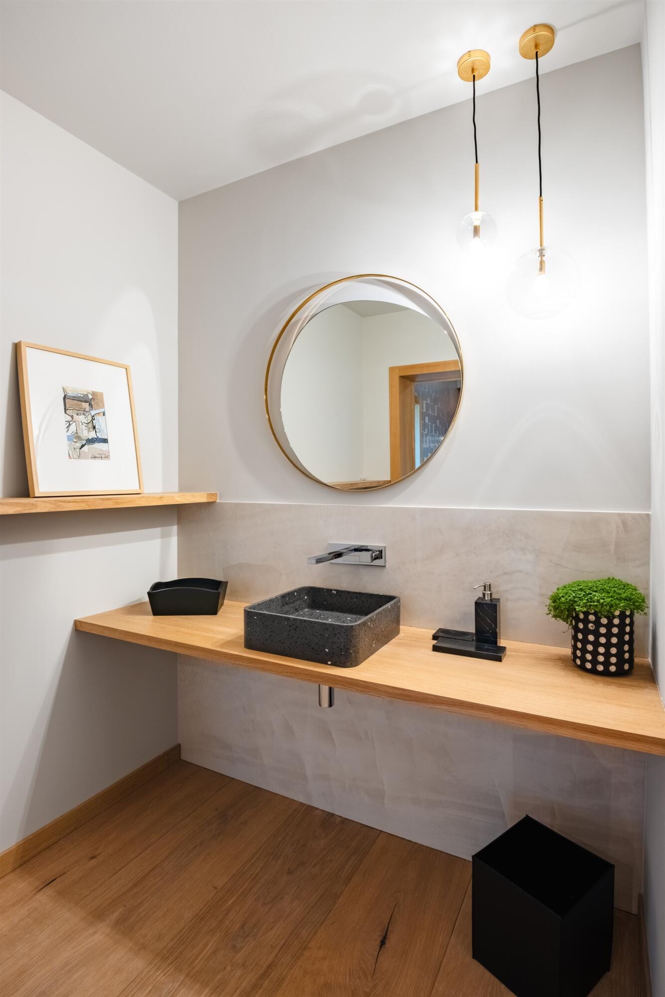 Vue toilette avec vasque terrazzo noir et suspensions globe en verre transparent, par Virginie Vaudenay, Décoratrice UFDI à Sancerre, dans le Cher (18), la Nièvre (58) , le Loiret (45) et L’Yonne (89), Sologne(41)