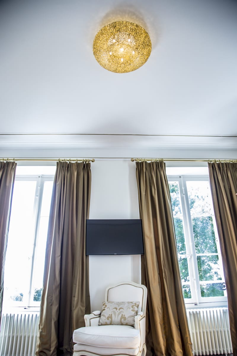 Vue plafonnier doré et rideaux en taffetas fauteuil tapissé, par Virginie Vaudenay, décoratrice UFDI, à Sancerre dans le Cher(18), la Nièvre(58), le Loiret(45), l'Yonne(89), et Sologne(41)
