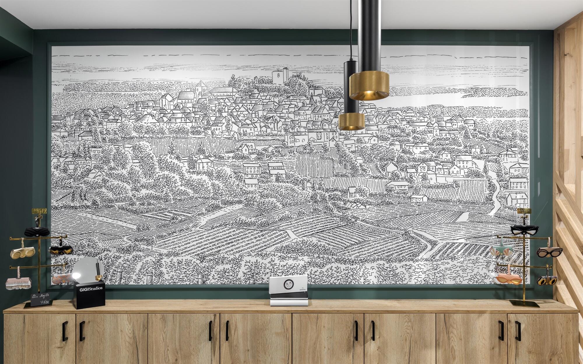 Gros plan papier-peint panoramique et suspension noir et laiton, par Virginie Vaudenay, décoratrice UFDI, à Sancerre dans le Cher(18), la Nièvre(58), le Loiret(45), l'Yonne(89), et Sologne(41)