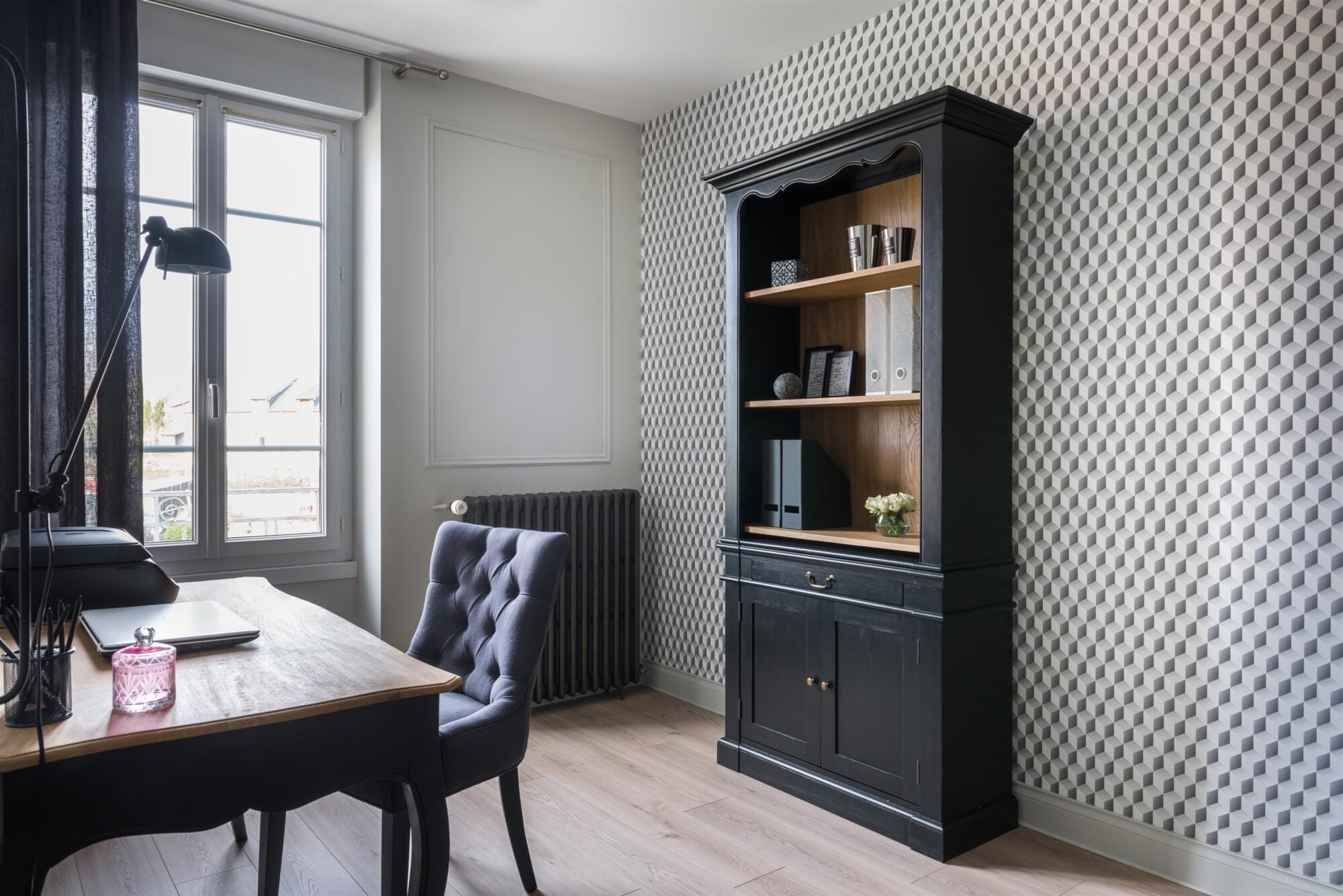Vue ensemble bureau avec armoire gris anthracite sur fond de papier-peint graphique, chaise capitonnée, par Virginie Vaudenay, décoratrice UFDI, à Sancerre dans le Cher(18), la Nièvre(58), le Loiret(45), l'Yonne(89), et Sologne(41)