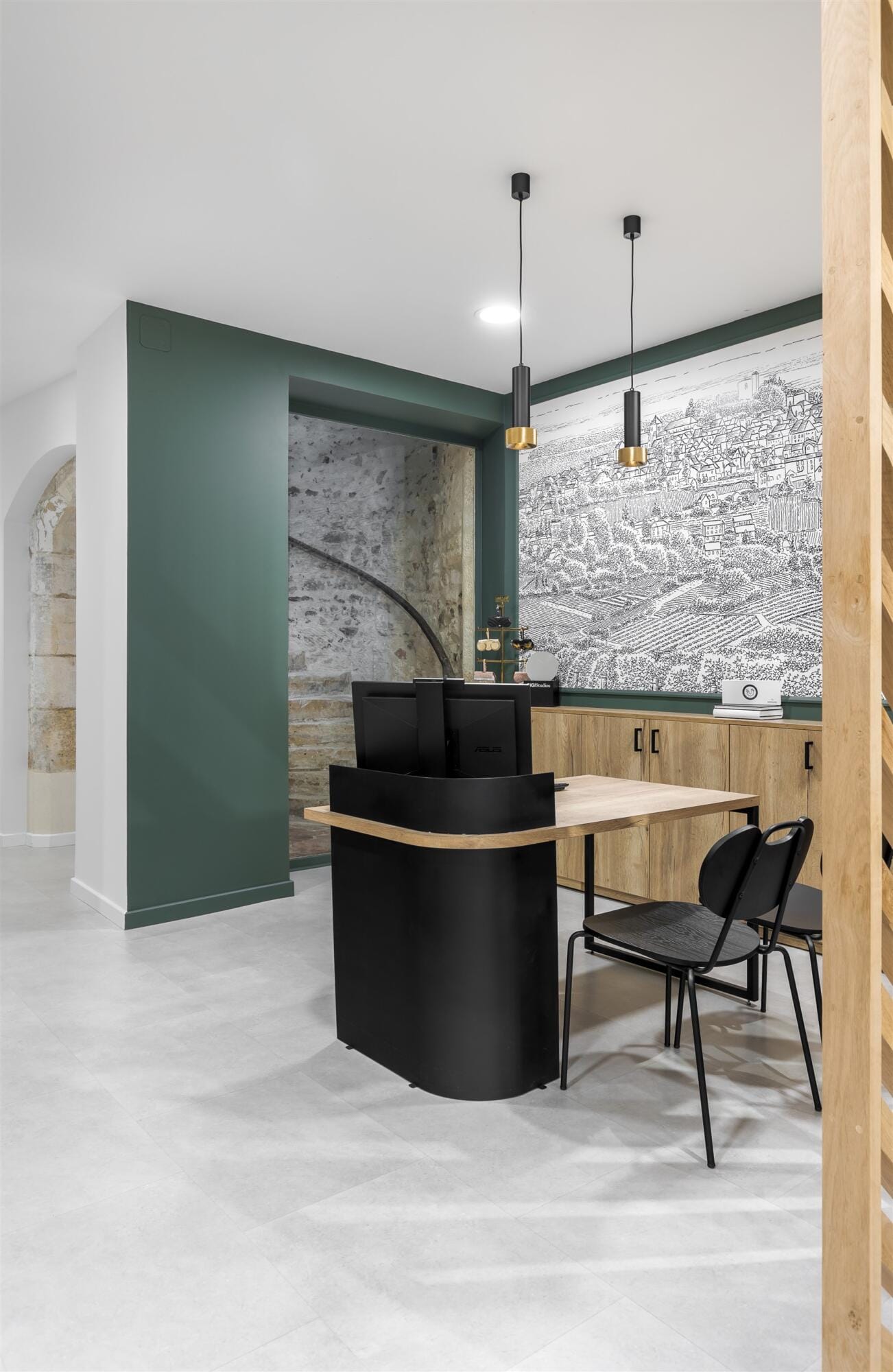 Vue papier-peint panoramique et bureau en bois et acier noir avec suspensions noir et laiton, par Virginie Vaudenay, décoratrice UFDI, à Sancerre dans le Cher(18), la Nièvre(58), le Loiret(45), l'Yonne(89), et Sologne(41)