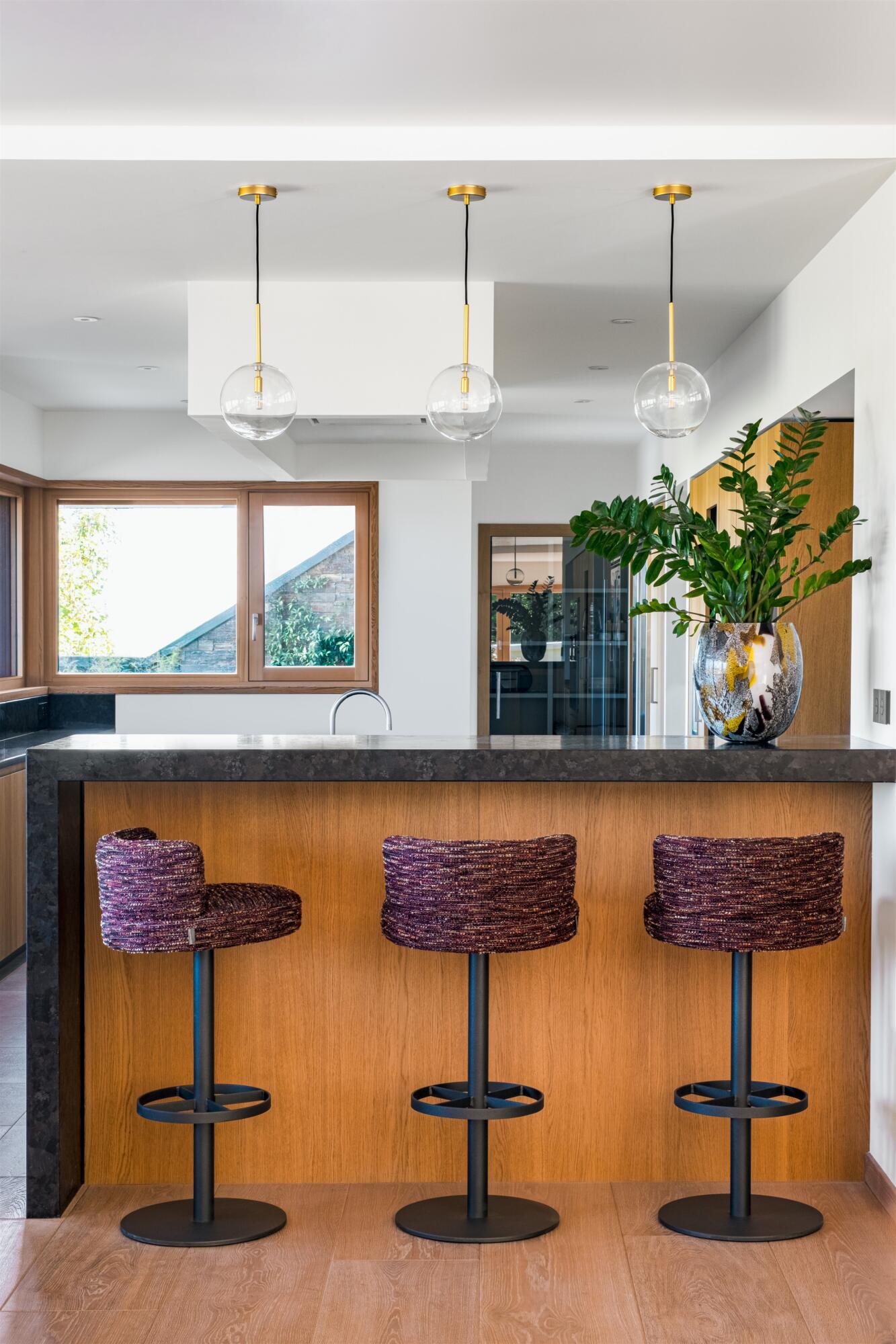 Vue comptoir cuisine et chaises de bar tapissées sur mesure, par Virginie Vaudenay, Décoratrice UFDI à Sancerre, dans le Cher (18), la Nièvre (58) , le Loiret (45) et L’Yonne (89), Sologne(41)