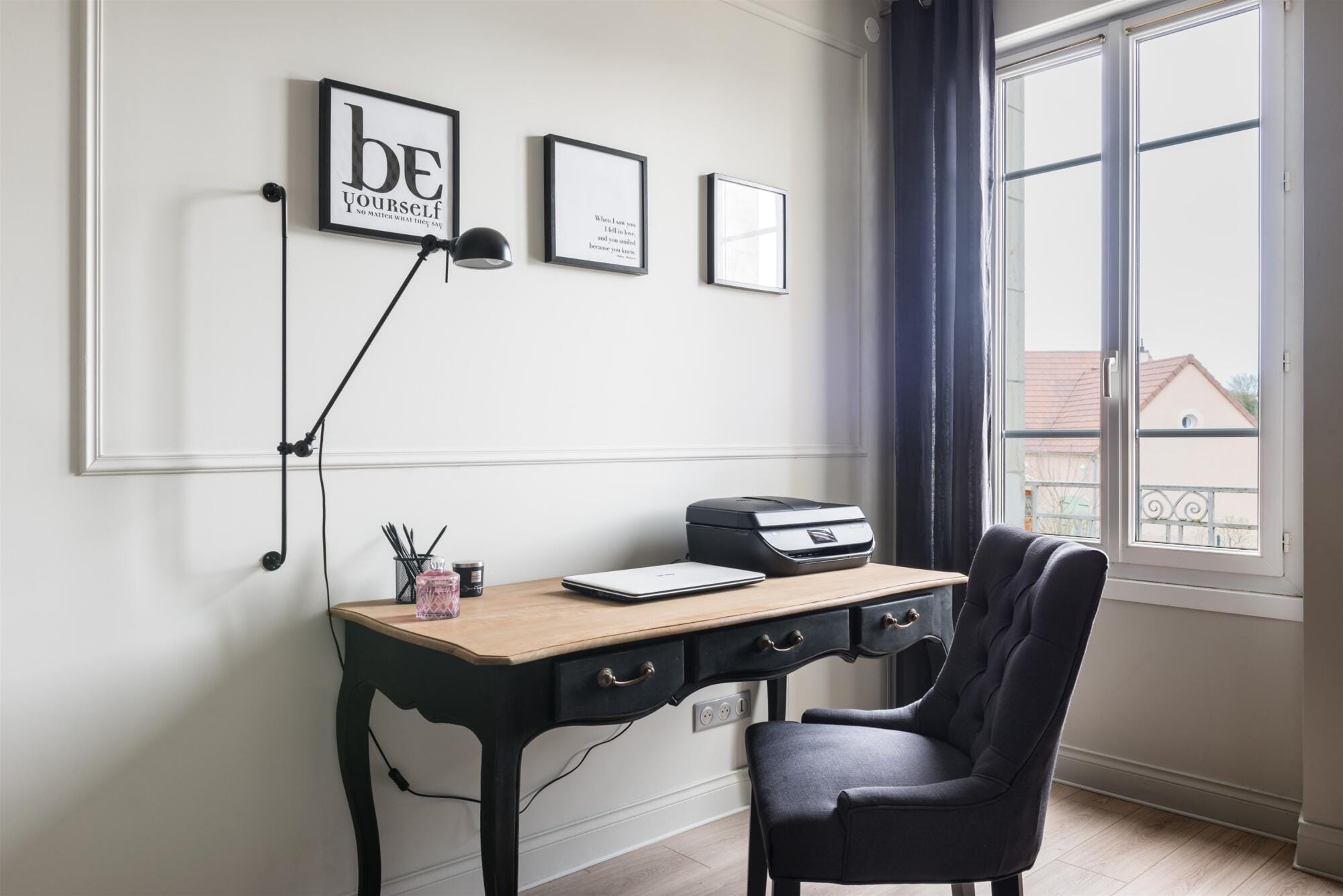 Vue bureau à tiroirs et chaise capitonnée gris anthracite, par Virginie Vaudenay, décoratrice UFDI, à Sancerre dans le Cher(18), la Nièvre(58), le Loiret(45), l'Yonne(89), et Sologne(41)