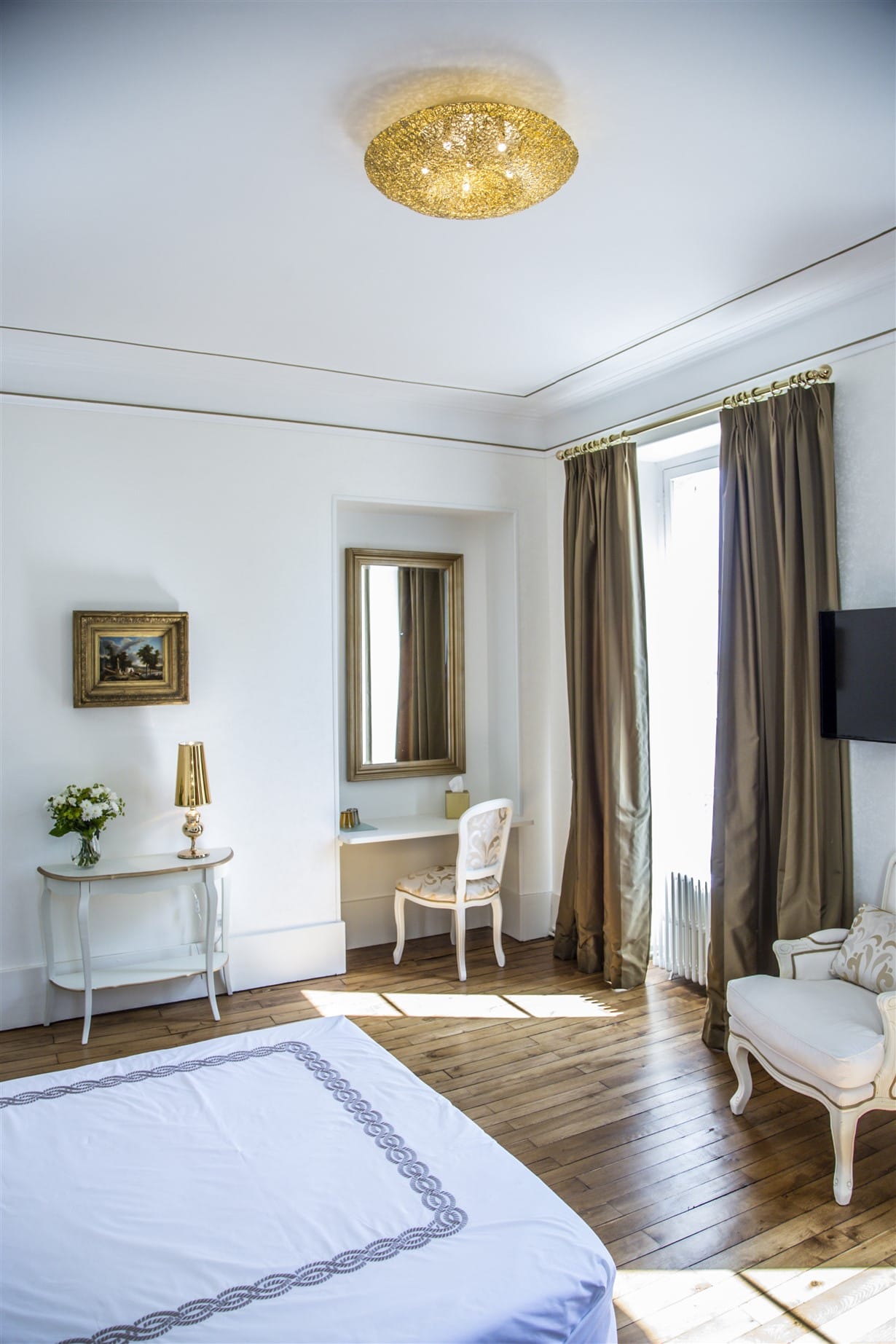 Vue ensemble chambre d'hotes bureau d'appoint et console blanc et or, par Virginie Vaudenay, décoratrice UFDI, à Sancerre dans le Cher(18), la Nièvre(58), le Loiret(45), l'Yonne(89), et Sologne(41)