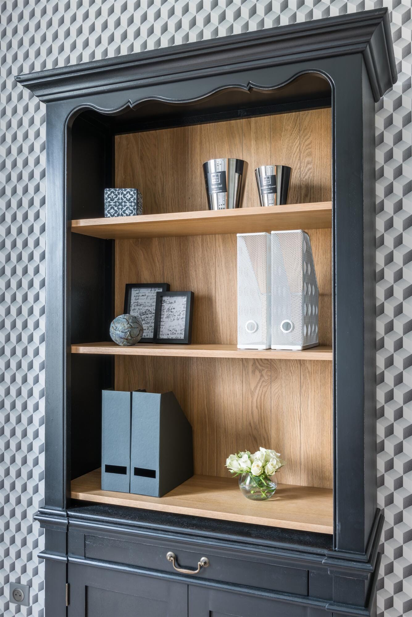 Gros plan armoire gris anthracite sur fond de papier-peint graphique, par Virginie Vaudenay, décoratrice UFDI, à Sancerre dans le Cher(18), la Nièvre(58), le Loiret(45), l'Yonne(89), et Sologne(41)