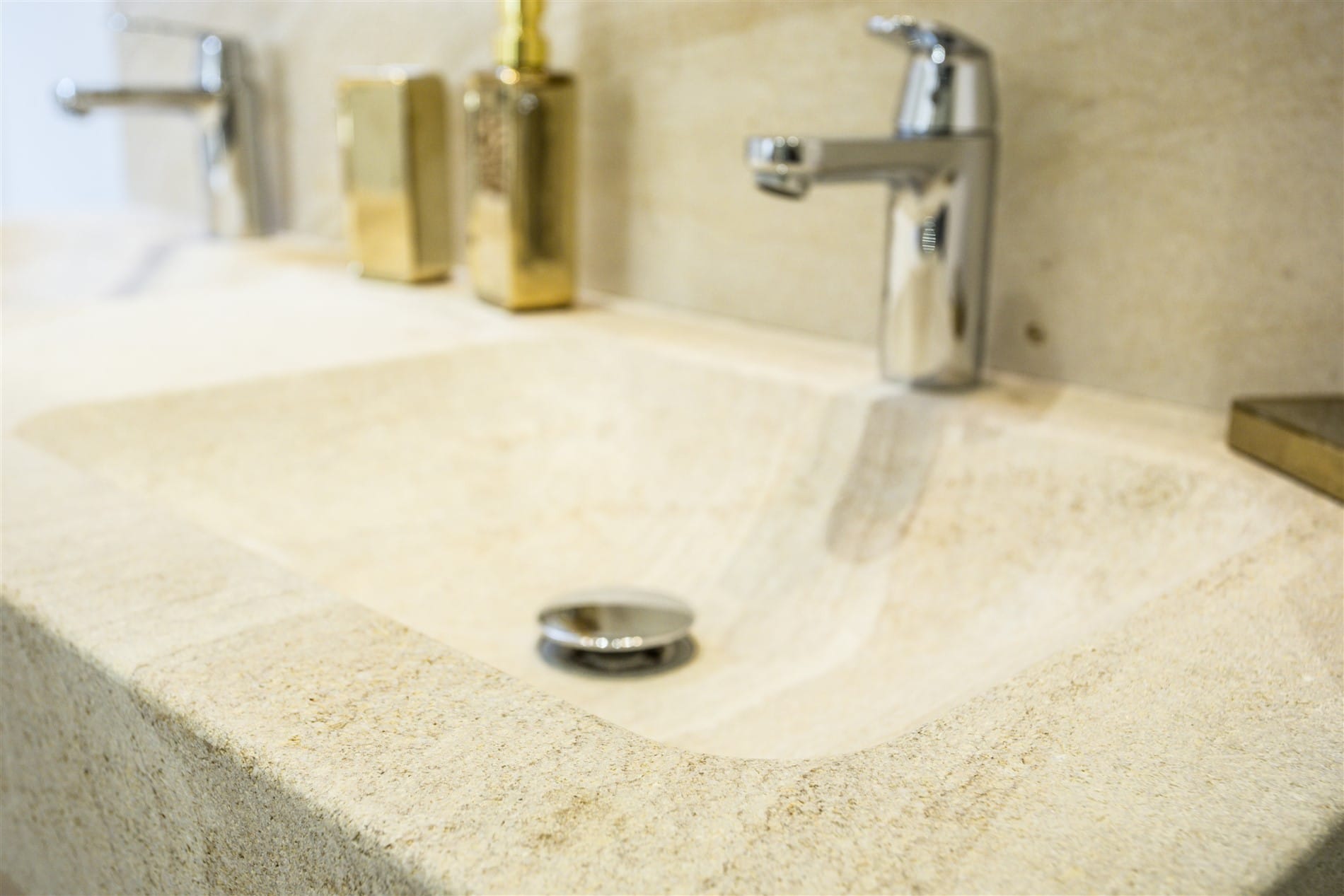 Gros plan vasque en pierre de la celle, par Virginie Vaudenay, décoratrice UFDI, à Sancerre dans le Cher(18), la Nièvre(58), le Loiret(45), l'Yonne(89), et Sologne(41)