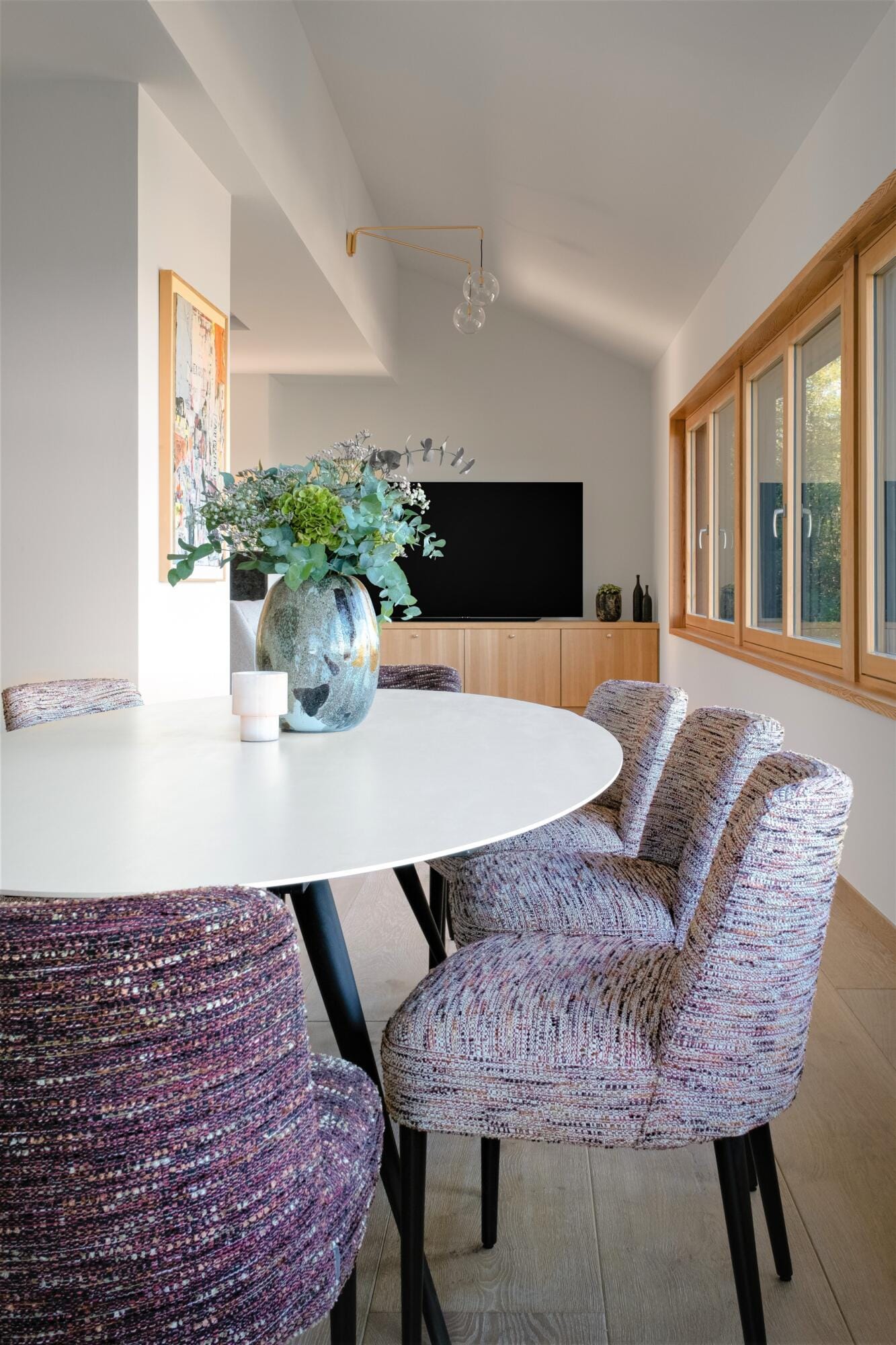 Vue salle à manger avec table céramique et chaises tapissées sur mesure, par Virginie Vaudenay, Décoratrice UFDI à Sancerre, dans le Cher (18), la Nièvre (58) , le Loiret (45) et L’Yonne (89), Sologne(41)